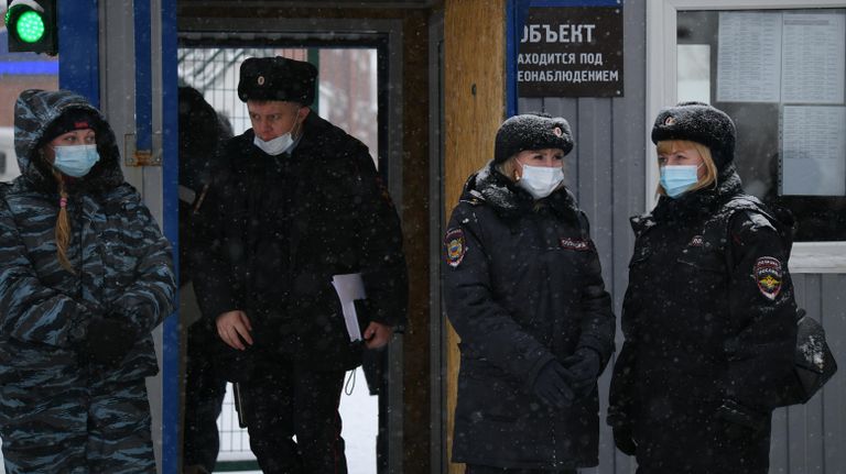 Сотрудники полиции возле КПП №1 шахты Листвяжная в городе Белово, где утром произошло задымление Сотрудники полиции возле КПП №1 шахты Листвяжная в городе Белово, где утром произошло задымление