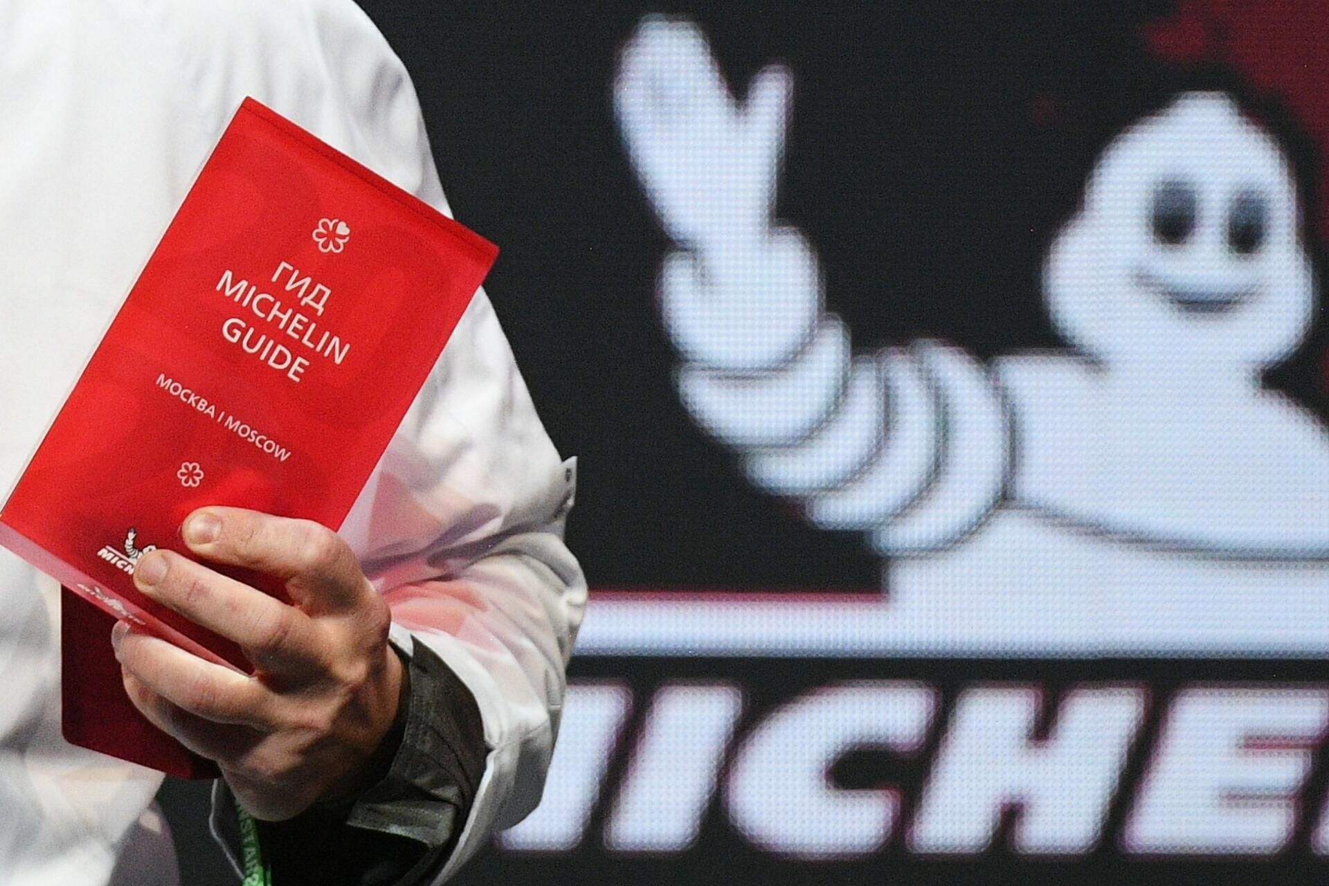 Награда Guide Michelin в руке шеф-повара московского ресторана