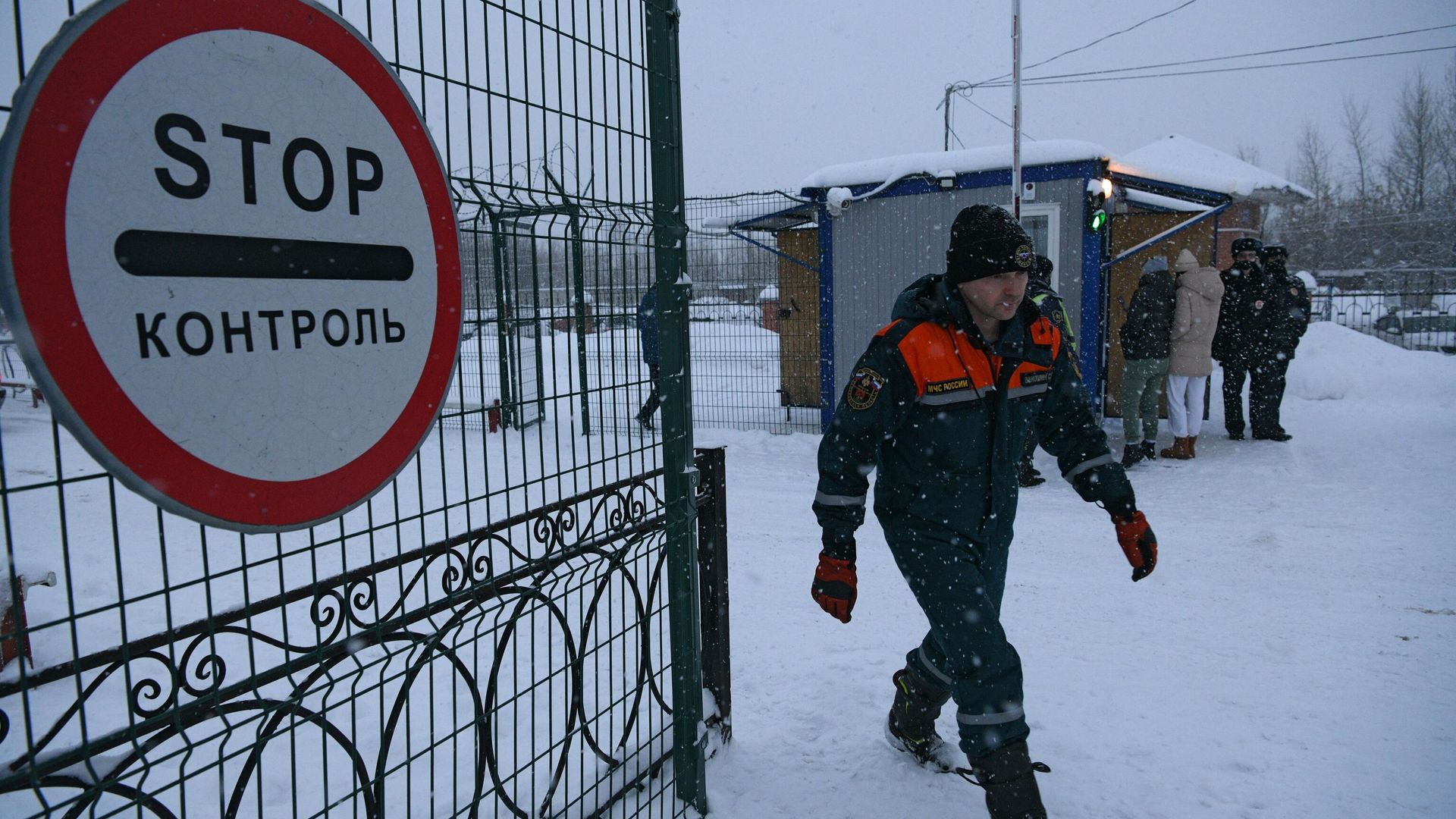 Сотрудник МЧС РФ выходит через КПП №1 шахты Листвяжная в городе Белово, где произошло задымление Сотрудник МЧС РФ выходит через КПП №1 шахты Листвяжная в городе Белово, где произошло задымление - РИА Новости, 1920, 26.11.2021