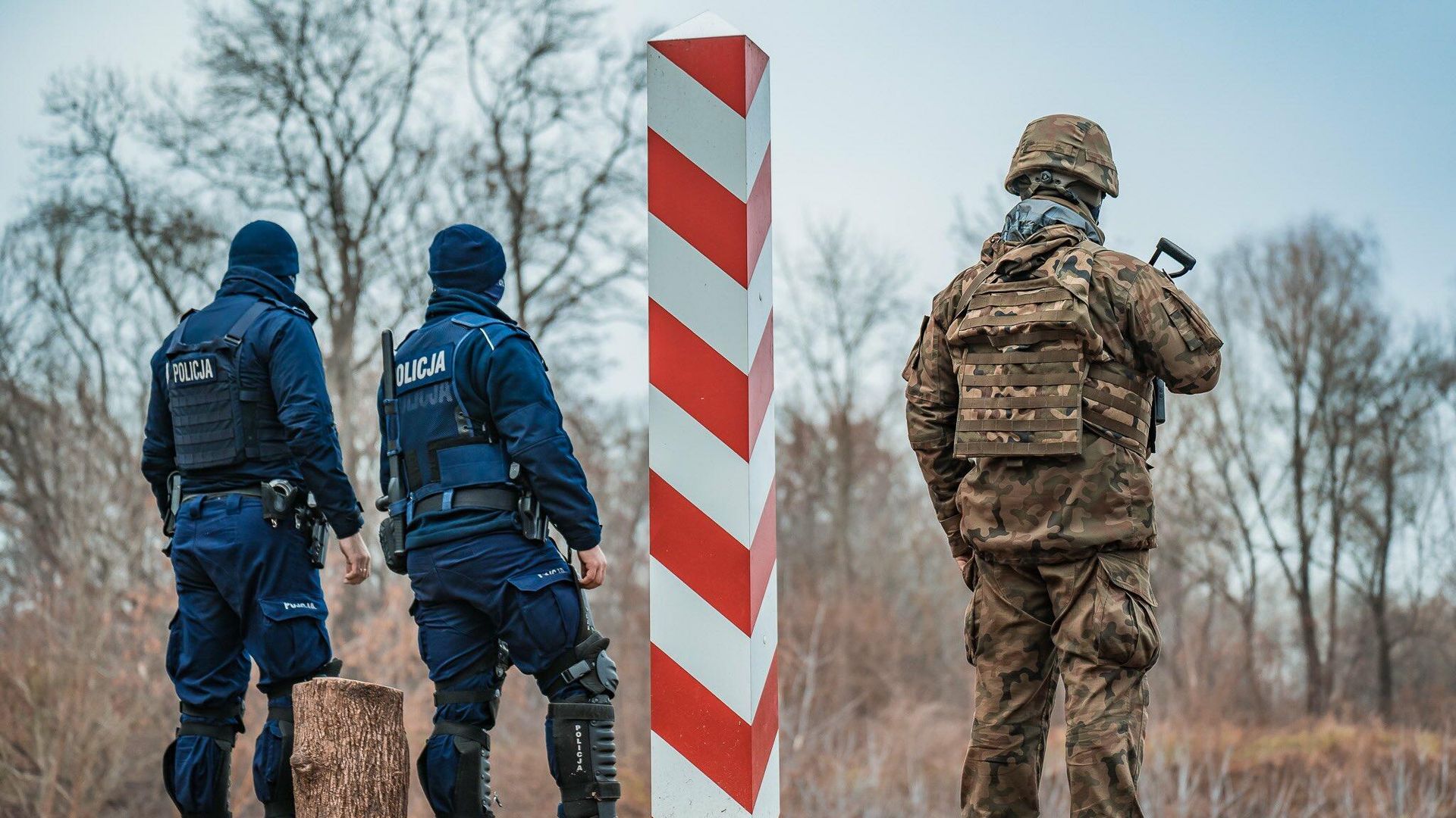 Сотрудники полиции Польши и польский военнослужащий на границе с Белоруссией - РИА Новости, 1920, 13.12.2022