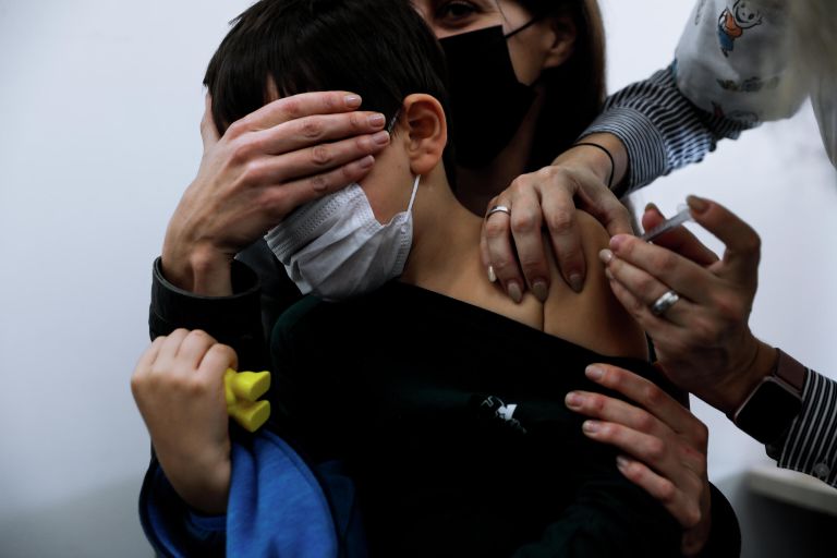 6-летний израильский ребенок на руках у своей матери получает вакцину Pfizer-BioNTech COVID-19 в Тель-Авиве, Израиль 6-летний израильский ребенок на руках у своей матери получает вакцину Pfizer-BioNTech COVID-19 в Тель-Авиве, Израиль