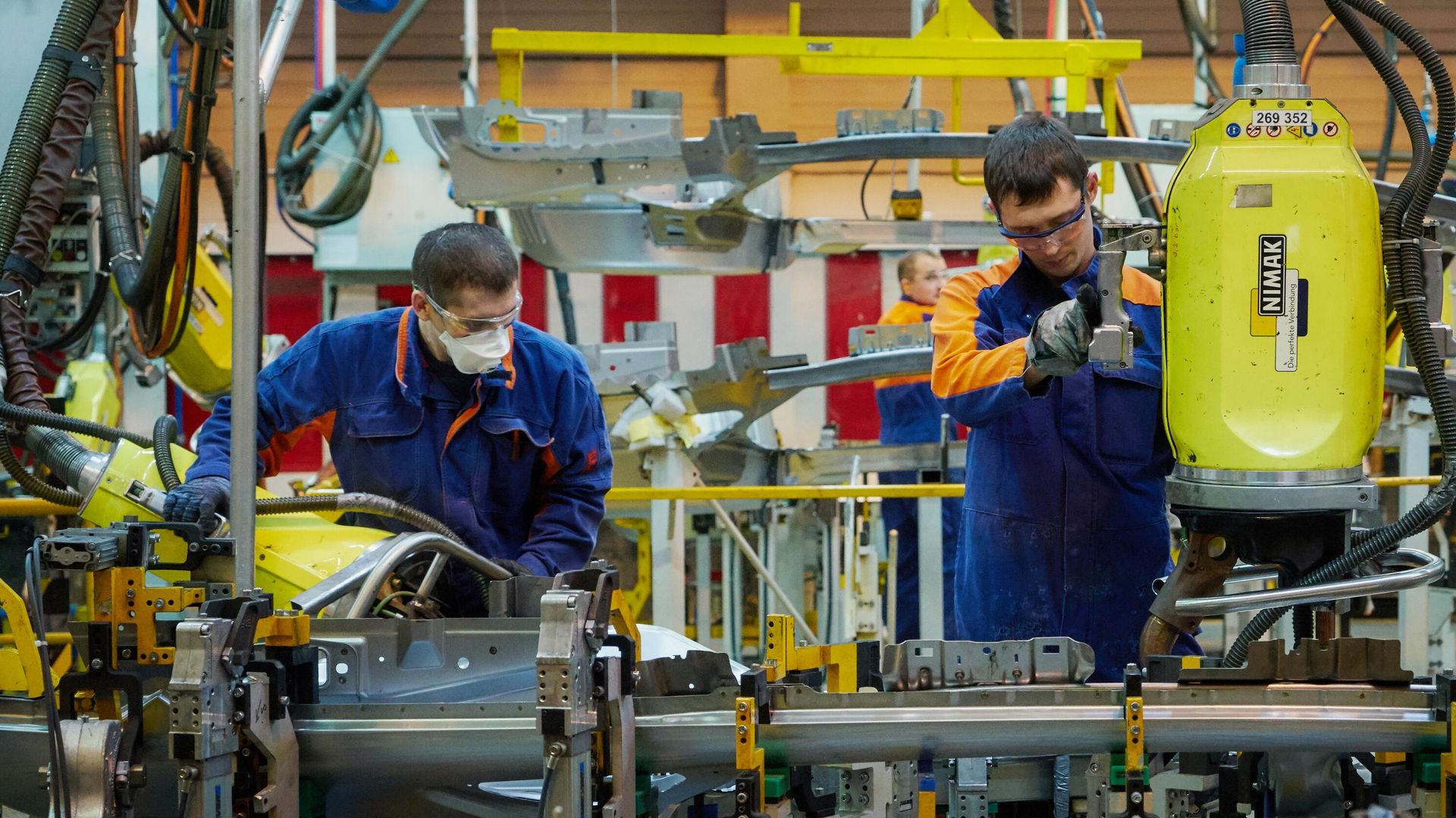 Рабочие на линии кузовной сварки на заводе Ford Sollers Рабочие на линии кузовной сварки на заводе Ford Sollers - РИА Новости, 1920, 02.03.2022