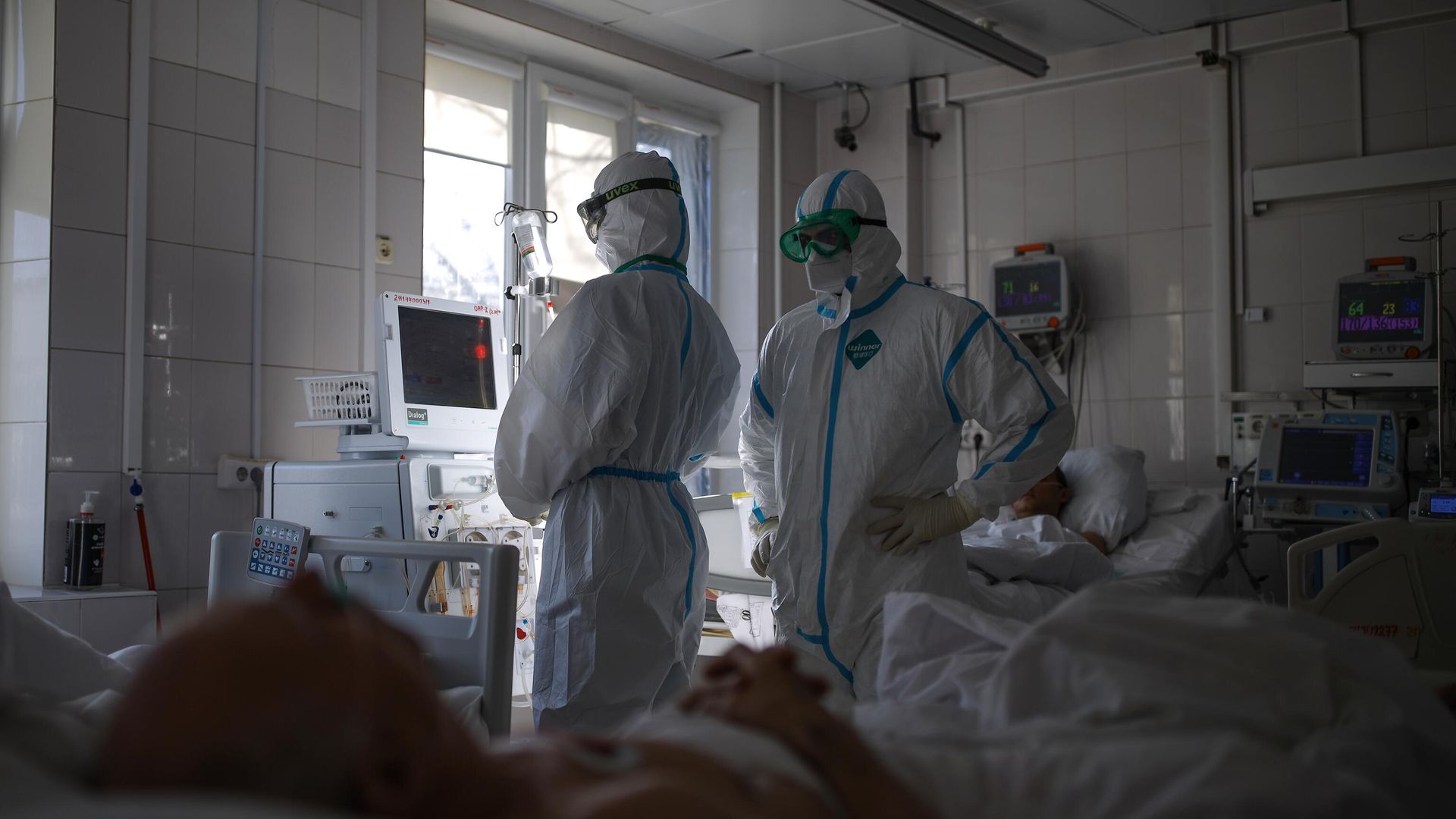 Врачи и пациенты в реанимационном отделении COVID-госпиталя на базе Краевой клинической больницы №2 в Краснодаре Врачи и пациенты в реанимационном отделении COVID-госпиталя на базе Краевой клинической больницы №2 в Краснодаре - РИА Новости, 1920, 20.01.2022