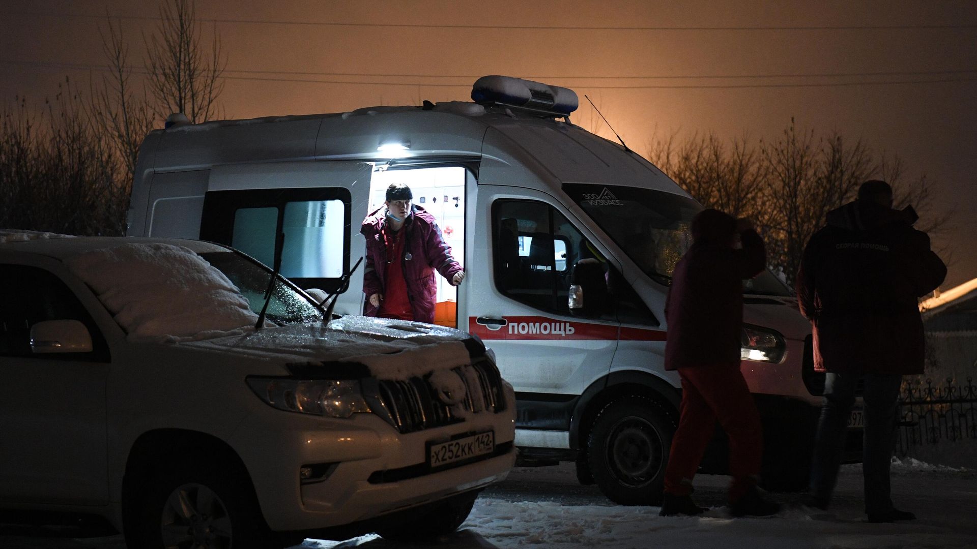 Машина скорой помощи возле шахты Листвяжная в городе Белово Машина скорой помощи возле шахты Листвяжная в городе Белово - РИА Новости, 1920, 26.11.2021