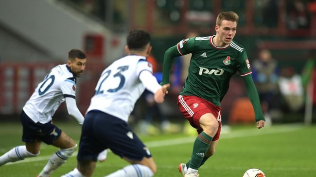 Игрок Локомотива Александр Сильянов (справа) Игрок Локомотива Александр Сильянов (справа)
