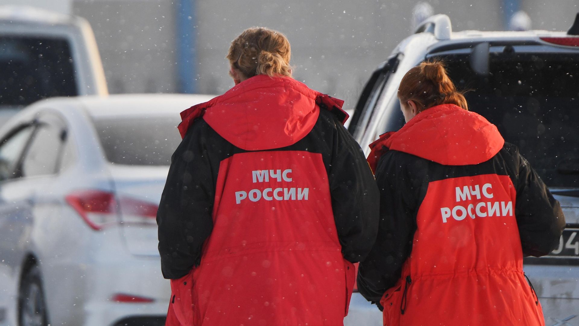 Сотрудницы МЧС РФ у шахты Листвяжная в городе Белово, где утром 25 ноября произошел пожар Сотрудницы МЧС РФ у шахты Листвяжная в городе Белово, где утром 25 ноября произошел пожар - РИА Новости, 1920, 19.12.2021
