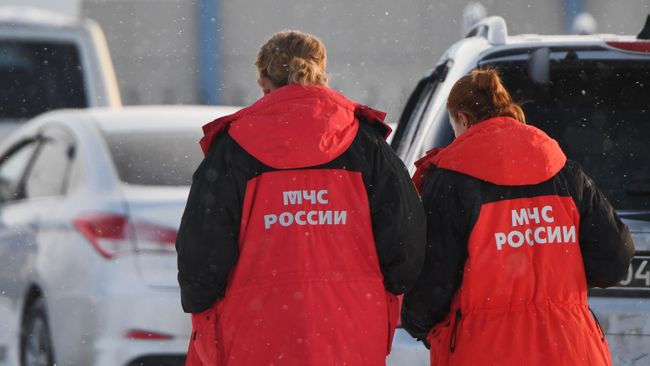 Сотрудницы МЧС РФ у шахты Листвяжная в городе Белово, где утром 25 ноября произошел пожар