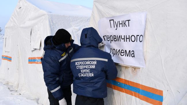 Спасатели Всероссийского спасательного корпуса в палаточном лагере у шахты Листвяжная в городе Белово, где утром 25 ноября произошел пожар Спасатели Всероссийского спасательного корпуса в палаточном лагере у шахты Листвяжная в городе Белово, где утром 25 ноября произошел пожар