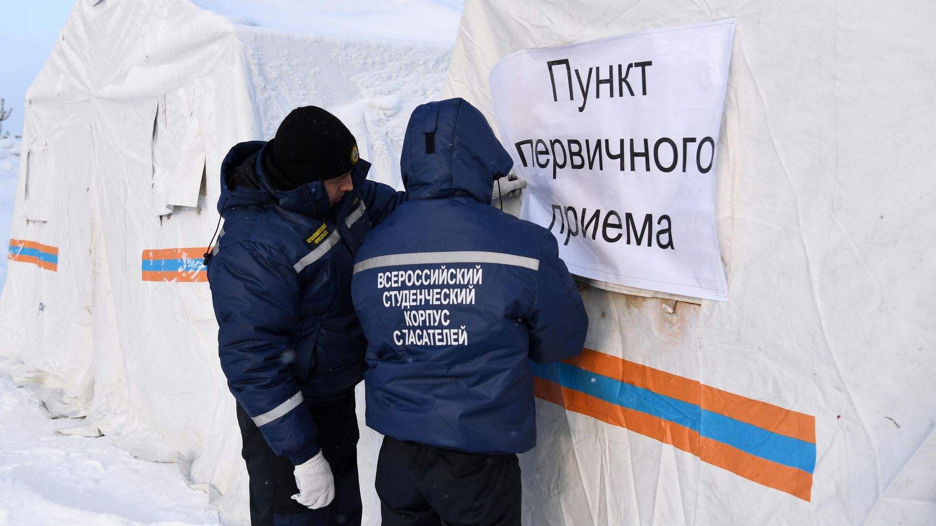 Спасатели Всероссийского спасательного корпуса в палаточном лагере у шахты Листвяжная в городе Белово, где утром 25 ноября произошел пожар Спасатели Всероссийского спасательного корпуса в палаточном лагере у шахты Листвяжная в городе Белово, где утром 25 ноября произошел пожар - РИА Новости, 1920, 26.11.2021