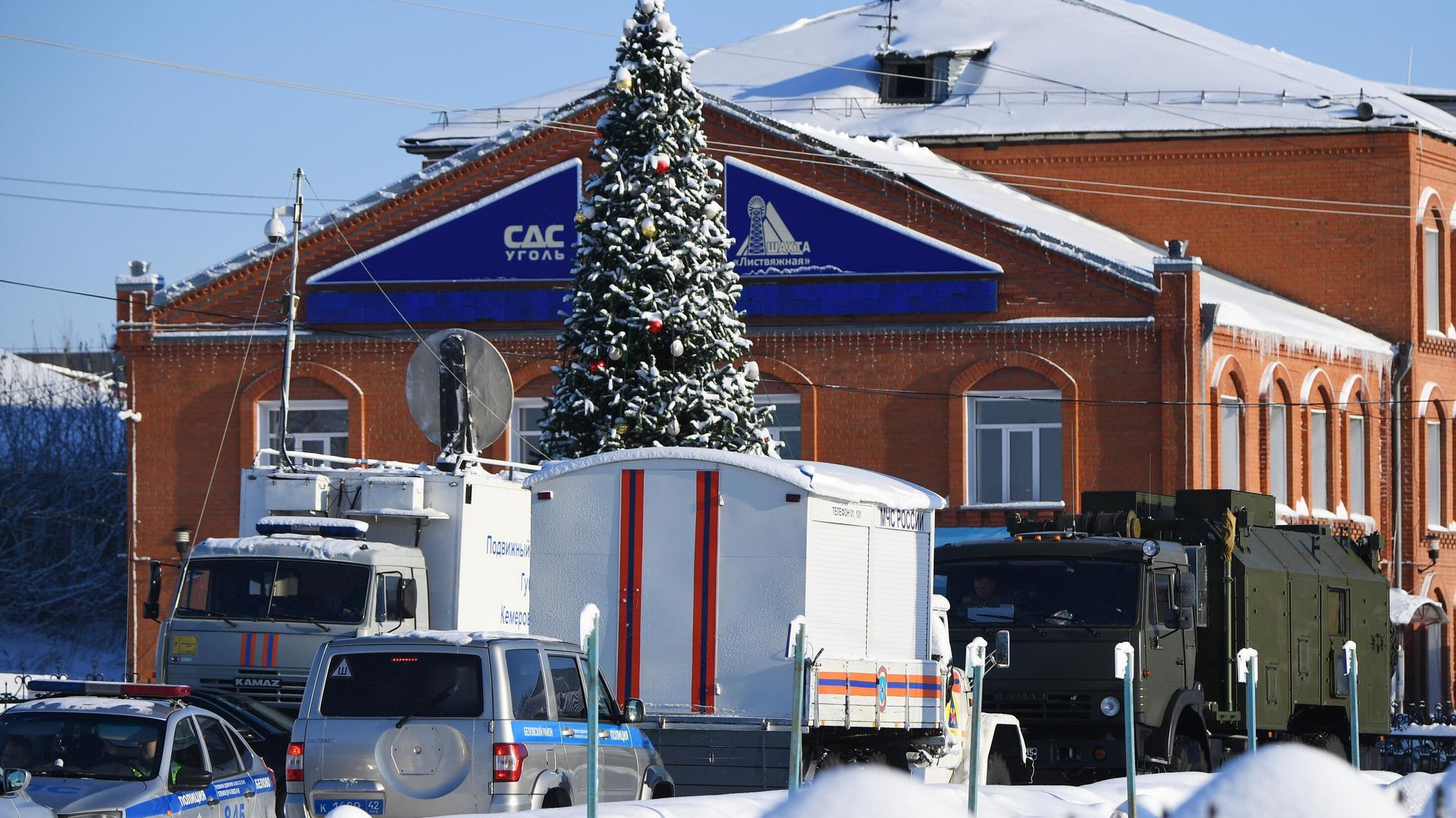 Машины МЧС РФ у шахты Листвяжная в городе Белово, где утром 25 ноября произошел пожар - РИА Новости, 1920, 19.01.2022