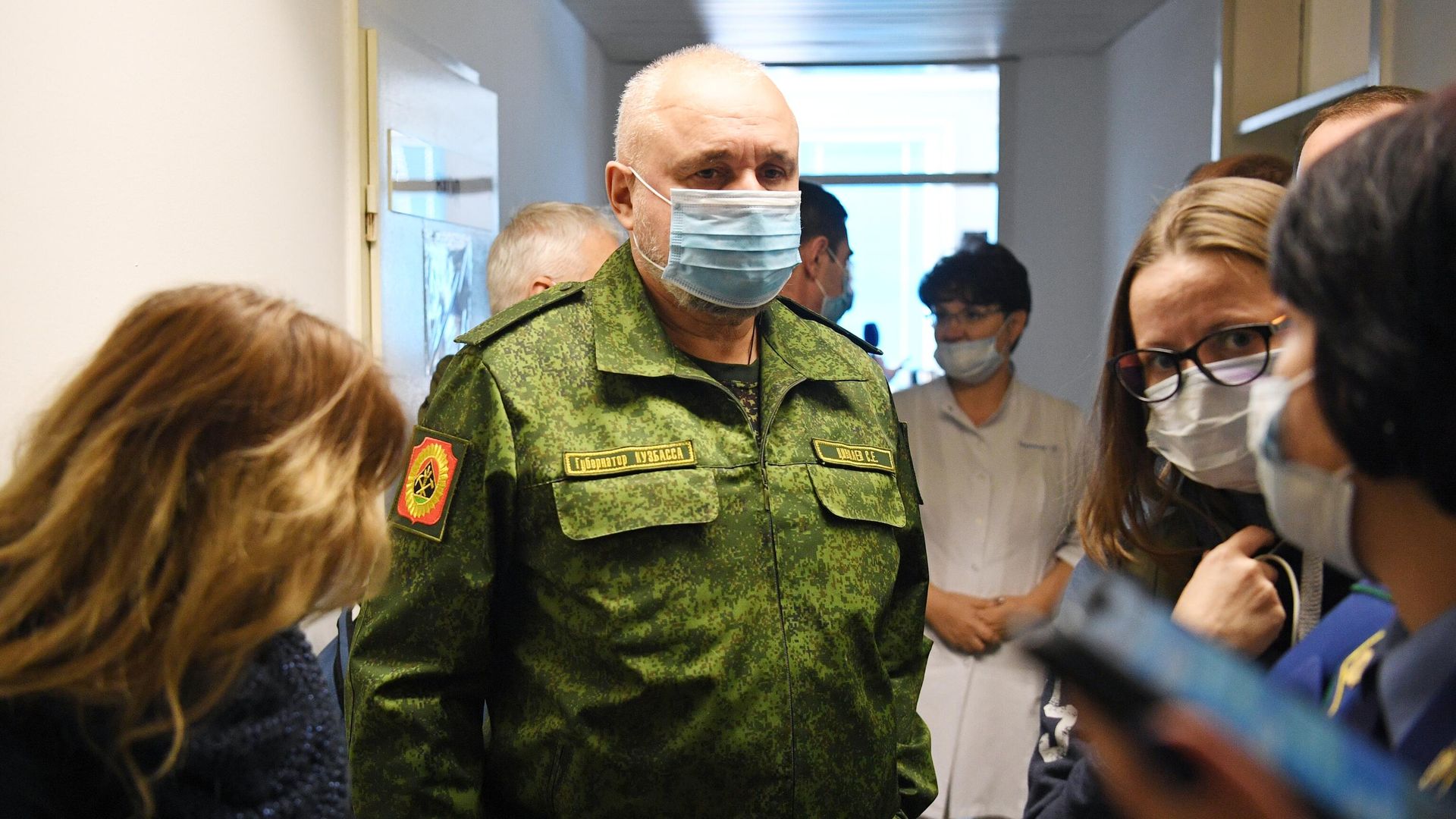 Губернатор Кемеровской области Сергей Цивилев в Центре охраны здоровья шахтеров в Ленинске-Кузнецком, где находятся пострадавшие при аварии на шахте Листвяжная Губернатор Кемеровской области Сергей Цивилев в Центре охраны здоровья шахтеров в Ленинске-Кузнецком, где находятся пострадавшие при аварии на шахте Листвяжная - РИА Новости, 1920, 02.12.2021