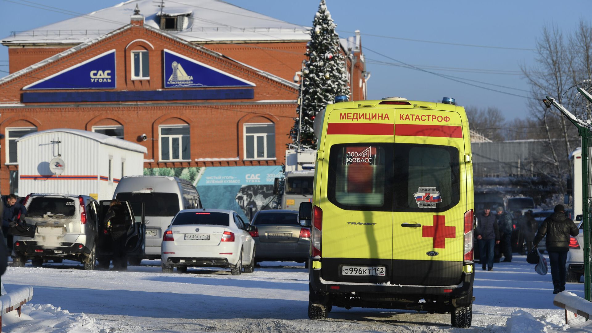 Автомобиль скорой помощи на территории шахты Листвяжная Автомобиль скорой помощи на территории шахты Листвяжная - РИА Новости, 1920, 26.11.2021