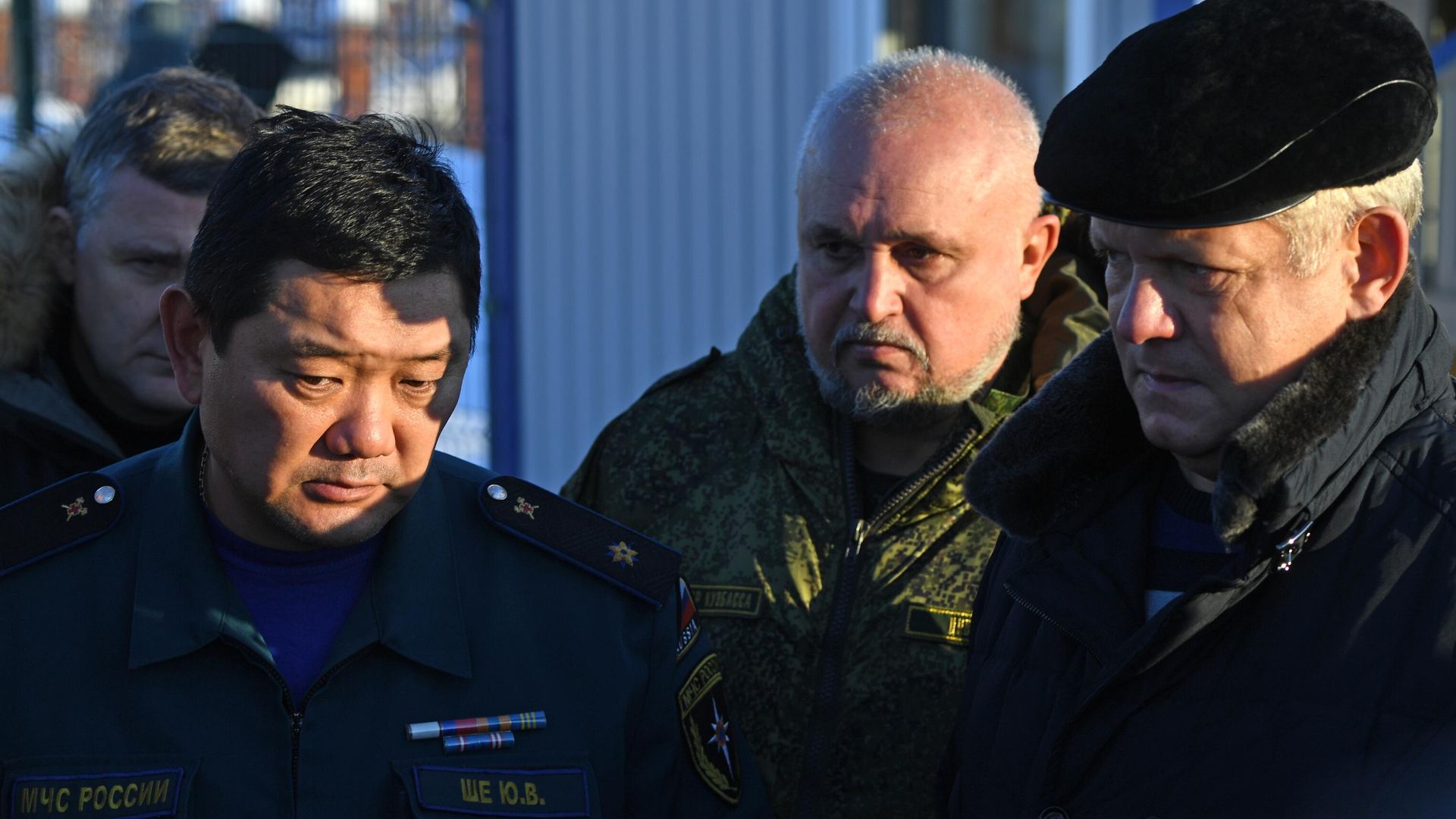 Командир Кемеровского Военизированного горноспасательного отряда Юрий Ше, губернатор Кемеровской области Сергей Цивилев и полномочный представитель Президента России в Сибирском федеральном округе Анатолий Серышев у шахты Листвяжная в городе Белово, где утром 25 ноября произошел пожар Командир Кемеровского Военизированного горноспасательного отряда Юрий Ше, губернатор Кемеровской области Сергей Цивилев и полномочный представитель Президента России в Сибирском федеральном округе Анатолий Серышев у шахты Листвяжная в городе Белово, где утром 25 ноября произошел пожар - РИА Новости, 1920, 27.11.2021