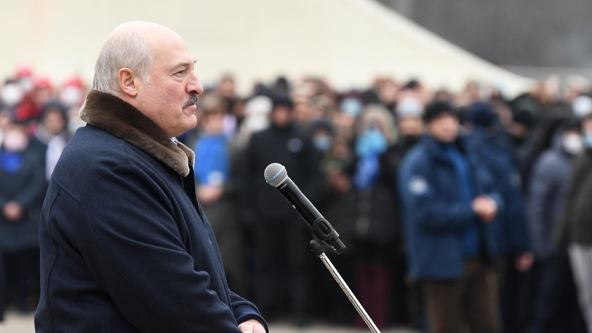 Президент Белоруссии Александр Лукашенко выступает в лагере мигрантов с Ближнего Востока, оборудованном в логистическом центре в пункте пропуска Брузги - РИА Новости, 1920, 13.12.2021