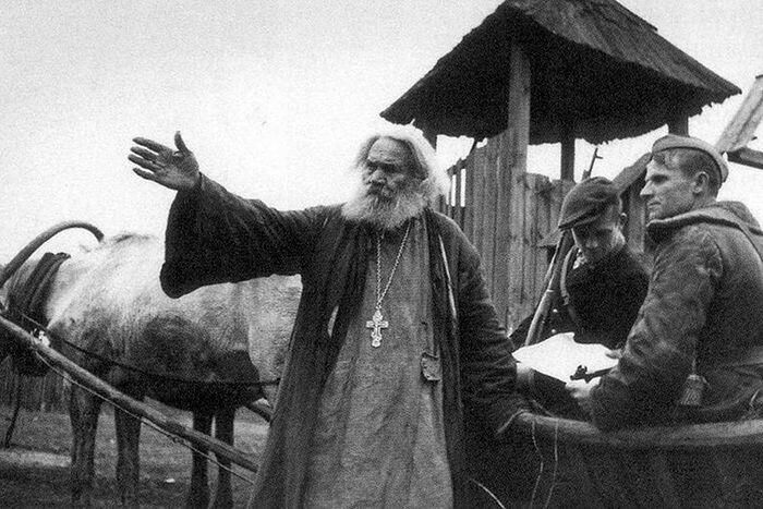 Священник Русской Православной церкви и солдаты РККА Священник Русской Православной церкви и солдаты РККА - РИА Новости, 1920, 26.11.2021