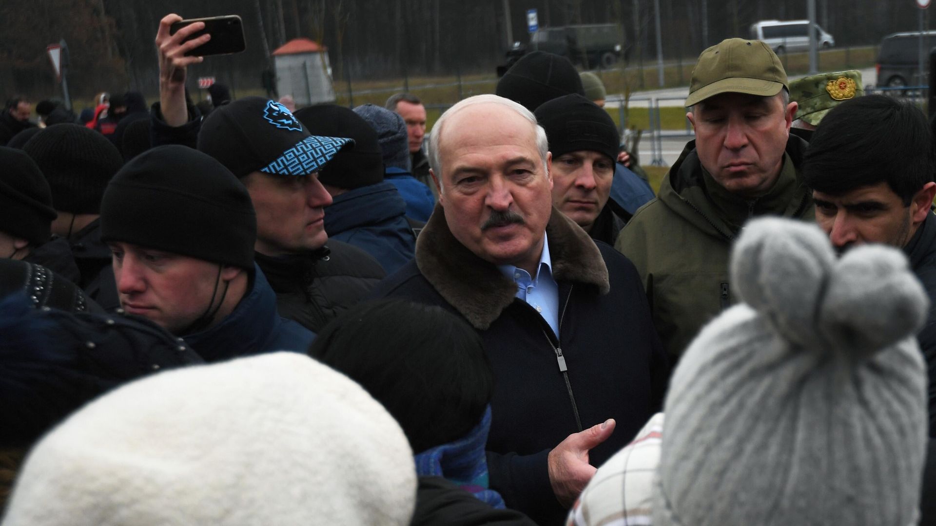 Президент Белоруссии Александр Лукашенко выступает в лагере мигрантов с Ближнего Востока, оборудованном в логистическом центре в пункте пропуска Брузги Президент Белоруссии Александр Лукашенко выступает в лагере мигрантов с Ближнего Востока, оборудованном в логистическом центре в пункте пропуска Брузги - РИА Новости, 1920, 26.11.2021