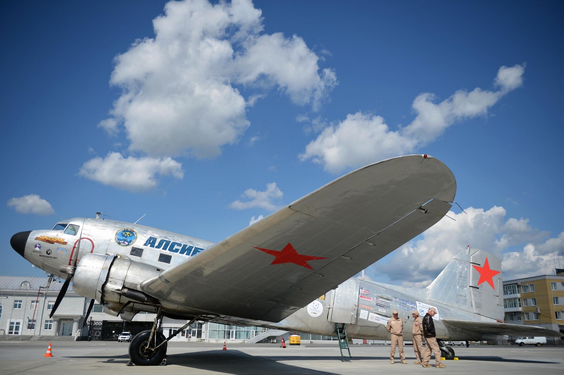 Один из исторических самолетов DC-3 Дуглас Один из исторических самолетов DC-3 Дуглас - РИА Новости, 1920, 26.11.2021