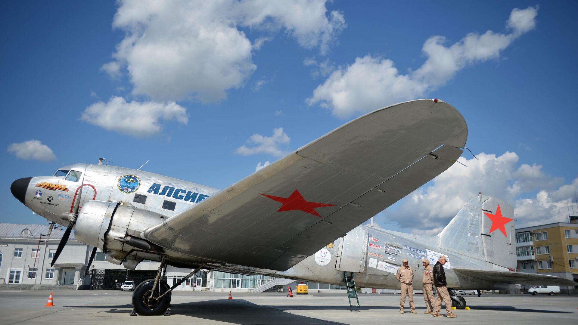Один из исторических самолетов DC-3 Дуглас Один из исторических самолетов DC-3 Дуглас - РИА Новости, 1920, 12.08.2025