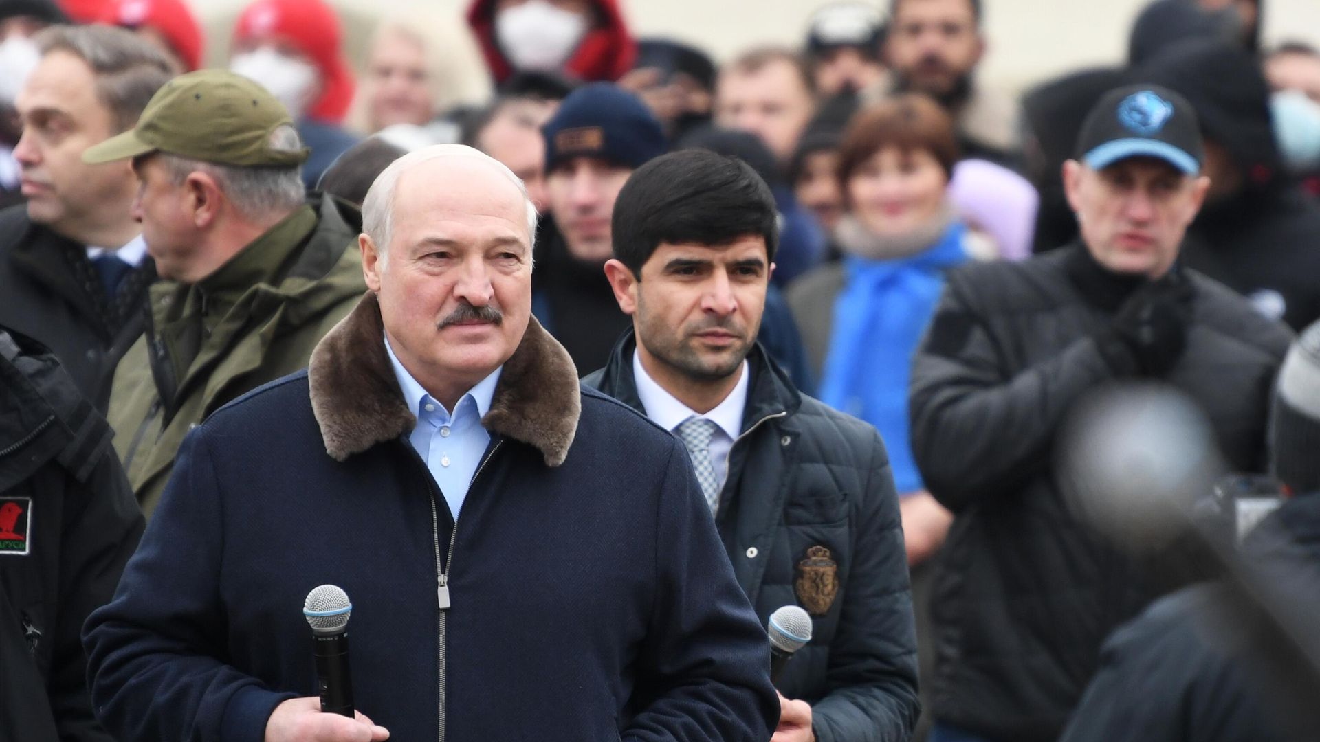 Президент Белоруссии Александр Лукашенко в лагере мигрантов с Ближнего Востока, оборудованном в логистическом центре в пункте пропуска Брузги Президент Белоруссии Александр Лукашенко в лагере мигрантов с Ближнего Востока, оборудованном в логистическом центре в пункте пропуска Брузги - РИА Новости, 1920, 01.12.2021