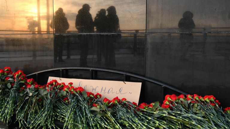 Цветы в память о погибших на шахте Листвяжная у мемориала погибшим шахтерам Кузбасса в Кемерове Цветы в память о погибших на шахте Листвяжная у мемориала погибшим шахтерам Кузбасса в Кемерове