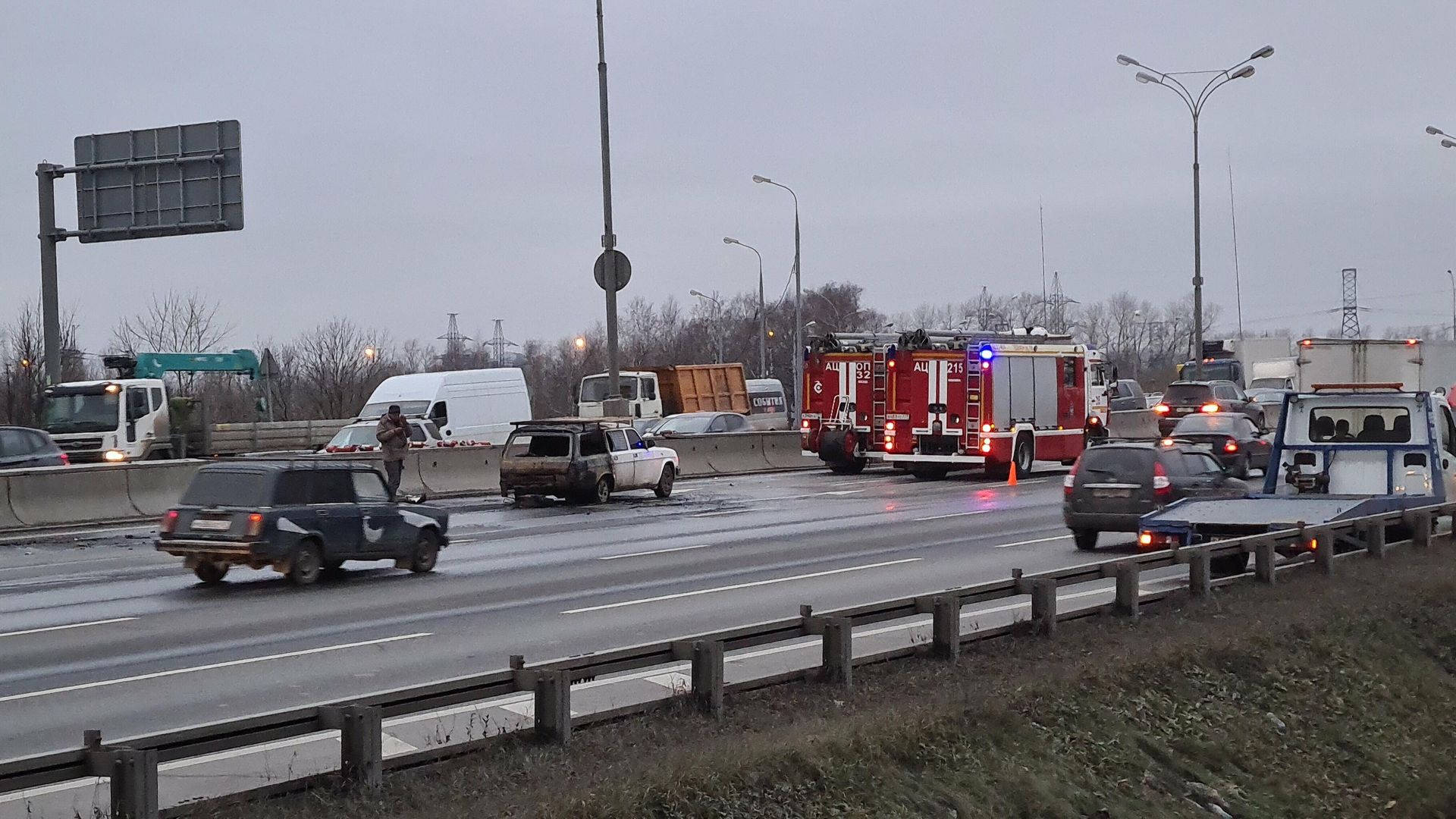 Обстановка на месте погони за водителем BMW на МКАД в районе Фруктового парка Обстановка на месте погони за водителем BMW на МКАД в районе Фруктового парка - РИА Новости, 1920, 29.11.2021