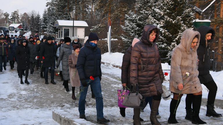 Местные жители несут цветы в память о погибших на шахте Листвяжная к мемориалу Память шахтерам Кузбасса в Кемерове Местные жители несут цветы в память о погибших на шахте Листвяжная к мемориалу Память шахтерам Кузбасса в Кемерове