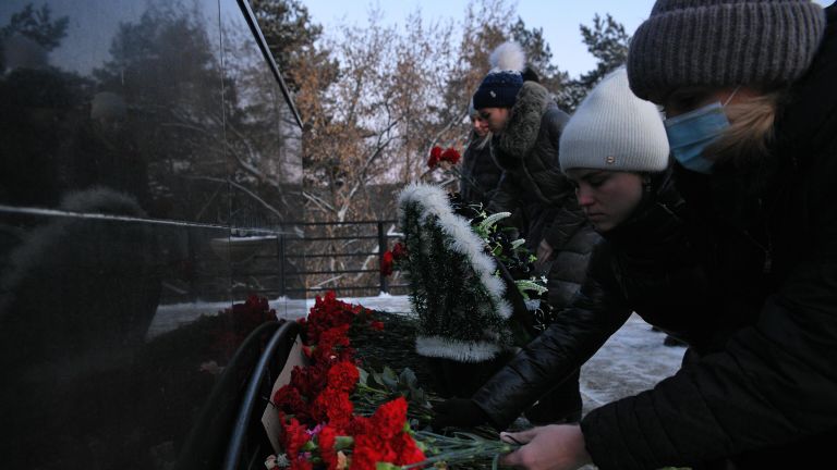 Местные жители возлагают цветы в память о погибших на шахте Листвяжная к мемориалу Память шахтерам Кузбасса в Кемерове Местные жители возлагают цветы в память о погибших на шахте Листвяжная к мемориалу Память шахтерам Кузбасса в Кемерове