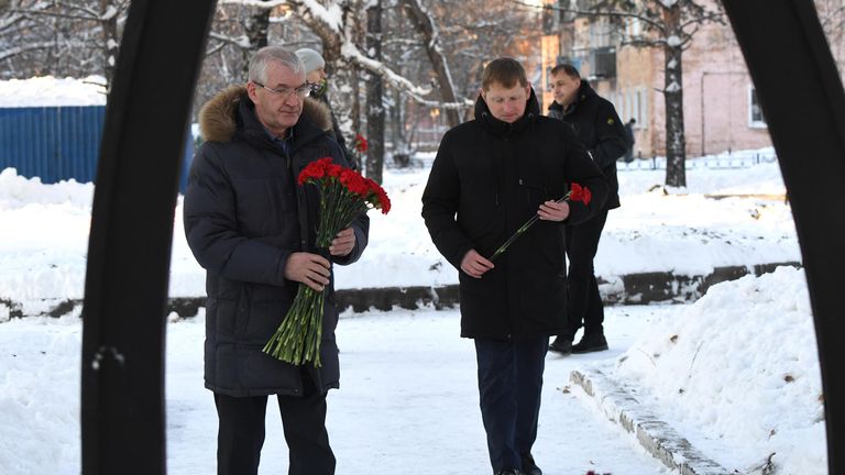 Жители поселка Грамотеино Кемеровской области во время возложения цветов к мемориалу работникам Военизированной горноспасательной части на аллее Шахтерская слава Жители поселка Грамотеино Кемеровской области во время возложения цветов к мемориалу работникам Военизированной горноспасательной части на аллее Шахтерская слава