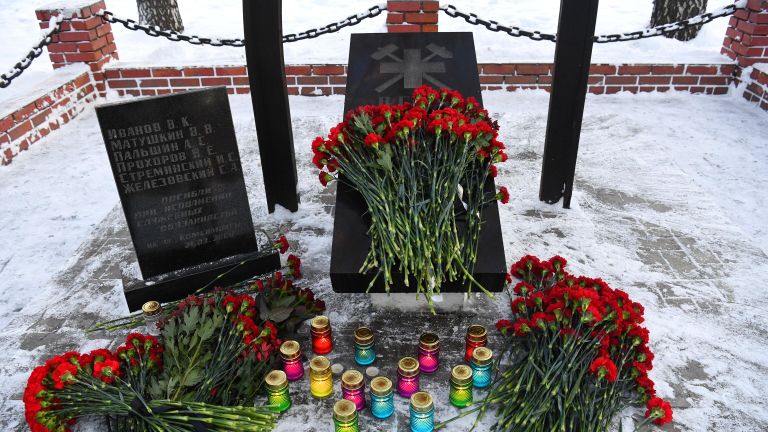 Цветы у мемориала работникам Военизированной горноспасательной части (ВГСЧ) на аллее Шахтерская слава в Кемеровской области Цветы у мемориала работникам Военизированной горноспасательной части (ВГСЧ) на аллее Шахтерская слава в Кемеровской области