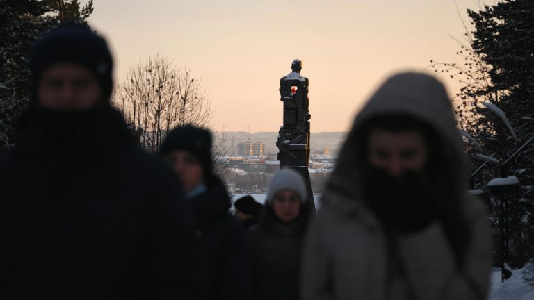 Местные жители несут цветы в память о погибших на шахте Листвяжная к мемориалу Память шахтерам Кузбасса в Кемерове Местные жители несут цветы в память о погибших на шахте Листвяжная к мемориалу Память шахтерам Кузбасса в Кемерове