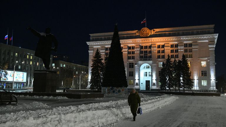 Приспущенный флаг на здании администрации Кемеровской области Приспущенный флаг на здании администрации Кемеровской области