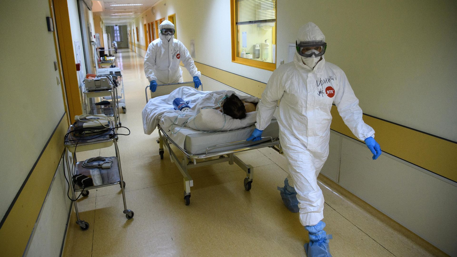 Медицинские работники и пациент c COVID-19 в отделении реанимации и интенсивной терапии в центральной клинической больнице РЖД-Медицина в Москве Медицинские работники и пациент c COVID-19 в отделении реанимации и интенсивной терапии в центральной клинической больнице РЖД-Медицина в Москве - РИА Новости, 1920, 19.01.2022