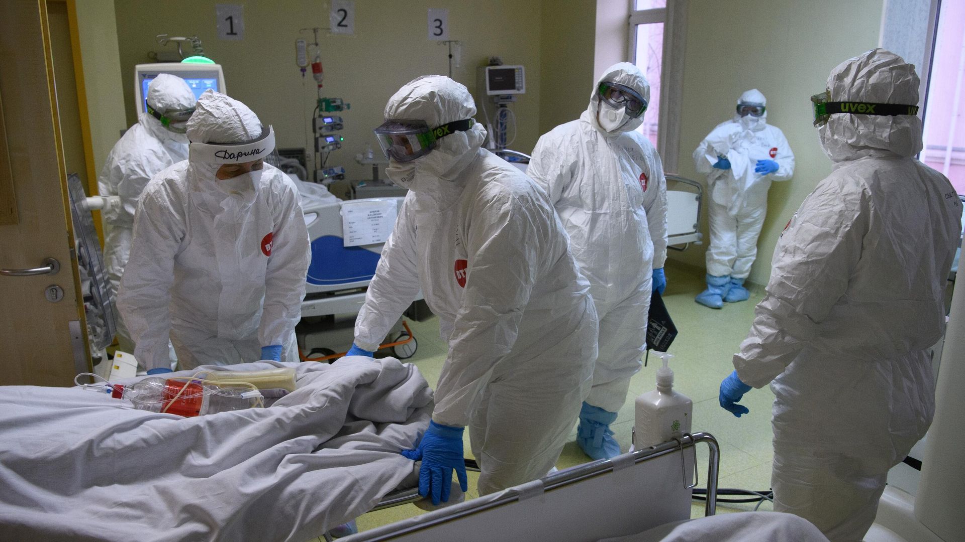 Медицинские работники и пациент c COVID-19 в отделении реанимации и интенсивной терапии в центральной клинической больнице РЖД-Медицина в Москве - РИА Новости, 1920, 28.11.2021