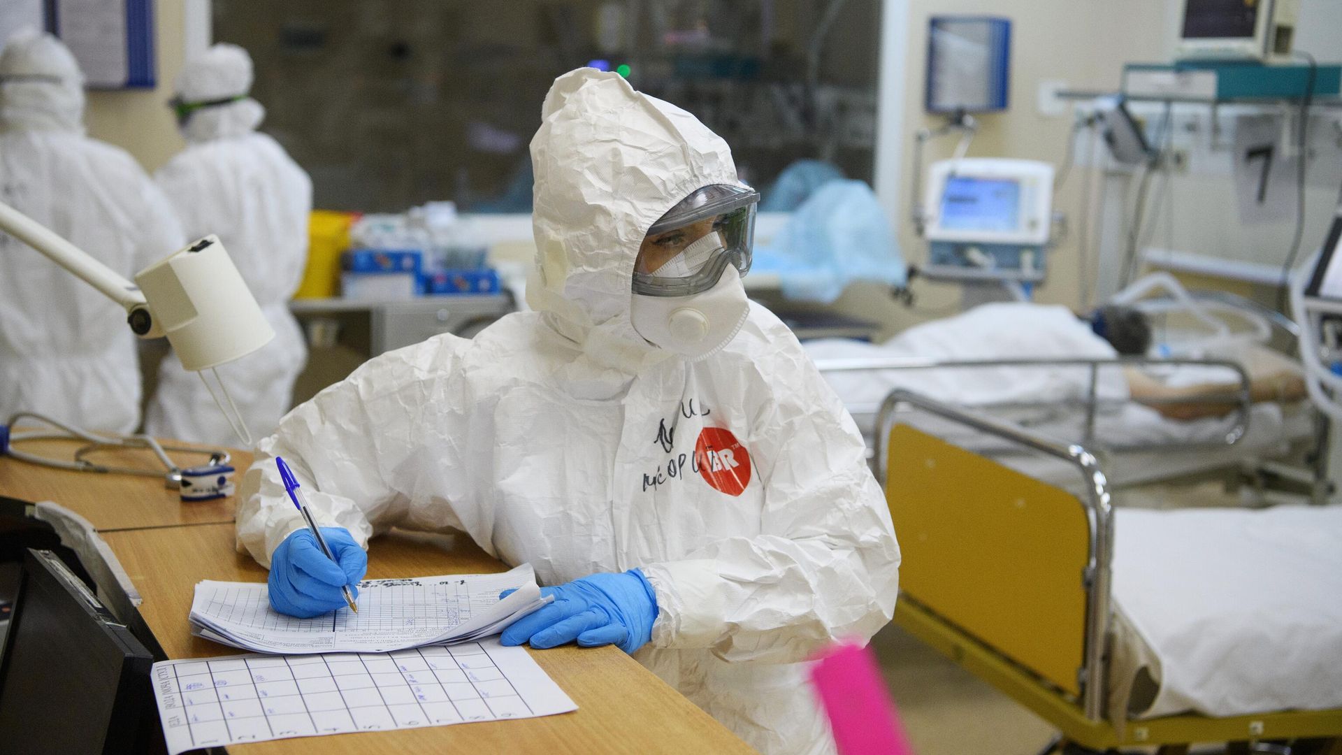 Медицинские работники и пациент c COVID-19 в отделении реанимации и интенсивной терапии в центральной клинической больнице РЖД-Медицина в Москве Медицинские работники и пациент c COVID-19 в отделении реанимации и интенсивной терапии в центральной клинической больнице РЖД-Медицина в Москве - РИА Новости, 1920, 13.12.2021