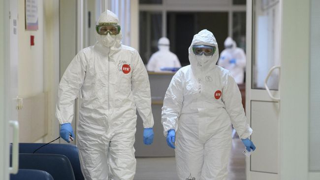 Медицинские работники в отделении реанимации и интенсивной терапии