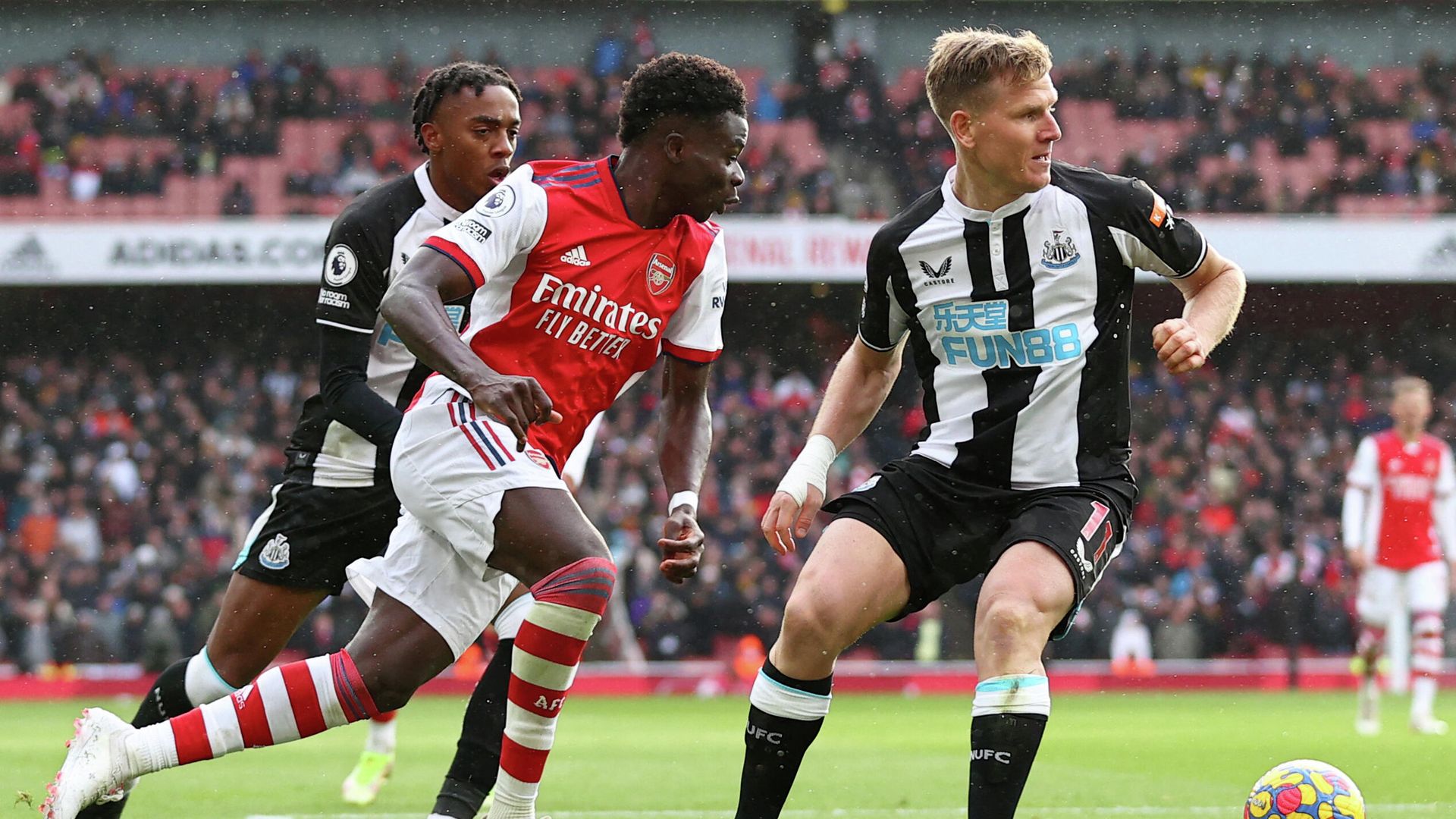 Arsenal's English midfielder Bukayo Saka (L) vies with Newcastle United's Scottish midfielder Matt Ritchie during the English Premier League football match between Arsenal and Newcastle United at the Emirates Stadium in London on November 27, 2021. (Photo by Adrian DENNIS / AFP) / RESTRICTED TO EDITORIAL USE. No use with unauthorized audio, video, data, fixture lists, club/league logos or 'live' services. Online in-match use limited to 120 images. An additional 40 images may be used in extra time. No video emulation. Social media in-match use limited to 120 images. An additional 40 images may be used in extra time. No use in betting publications, games or single club/league/player publications. / Arsenal's English midfielder Bukayo Saka (L) vies with Newcastle United's Scottish midfielder Matt Ritchie during the English Premier League football match between Arsenal and Newcastle United at the Emirates Stadium in London on November 27, 2021. (Photo by Adrian DENNIS / AFP) / RESTRICTED TO EDITORIAL USE. No use with unauthorized audio, video, data, fixture lists, club/league logos or 'live' services. Online in-match use limited to 120 images. An additional 40 images may be used in extra time. No video emulation. Social media in-match use limited to 120 images. An additional 40 images may be used in extra time. No use in betting publications, games or single club/league/player publications. / - РИА Новости, 1920, 27.11.2021