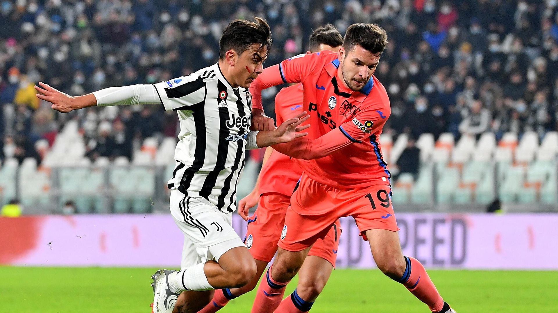 Juventus forward from Argentina Paulo Dybala (L) vies with Atalanta defender from Albania Berat Djimsiti during the Italian Serie A football match Juventus vs Atalanta at the Allianz Stadium in Turin on November 27, 2021. (Photo by Isabella BONOTTO / AFP) Juventus forward from Argentina Paulo Dybala (L) vies with Atalanta defender from Albania Berat Djimsiti during the Italian Serie A football match Juventus vs Atalanta at the Allianz Stadium in Turin on November 27, 2021. (Photo by Isabella BONOTTO / AFP) - РИА Новости, 1920, 27.11.2021