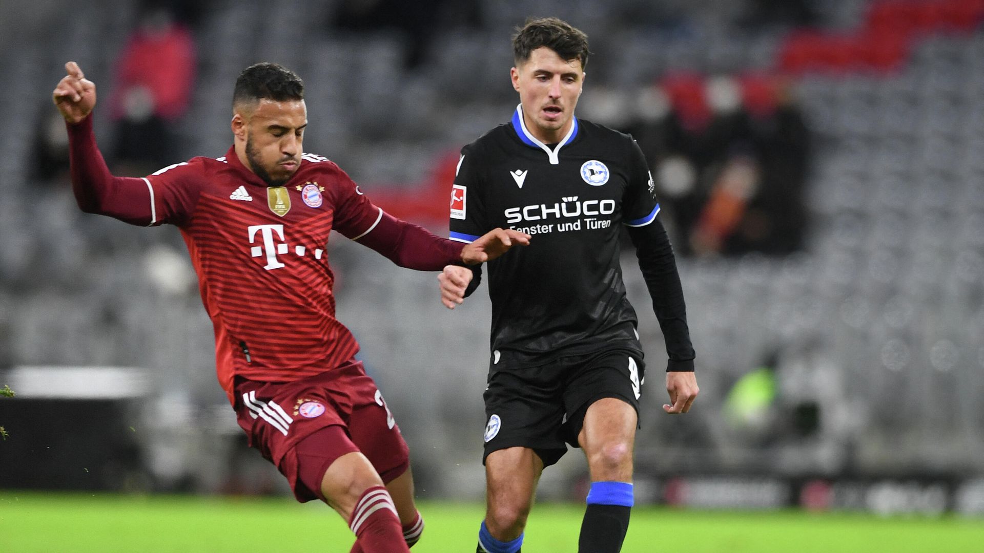 Bayern Munich's French midfielder Corentin Tolisso (L) and Bielefeld's Austrian midfielder Alessandro Schoepf (R) vie for the ball vie for the ball during the German first division Bundesliga football match FC Bayern Munich v Arminia Bielefeld in Munich, southern Germany, on November 27, 2021. (Photo by Christof STACHE / AFP) / DFL REGULATIONS PROHIBIT ANY USE OF PHOTOGRAPHS AS IMAGE SEQUENCES AND/OR QUASI-VIDEO - РИА Новости, 1920, 27.11.2021