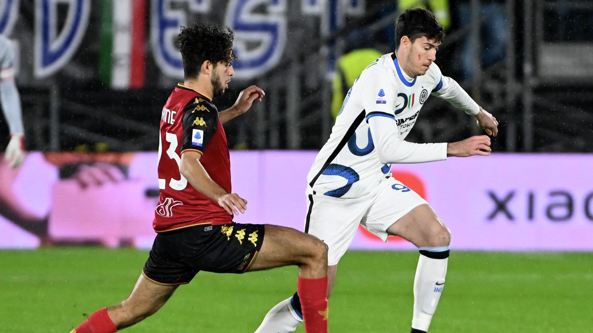 Inter Milan's Italian defender Alessandro Bastoni (R) fights for the ball with Unione Venezia's Moroccan midfielder Sofiane Kiyine during the Italian Serie A football match Venezia vs Inter at The Pier Luigi Penzo Stadium in Venice on November 27, 2021. (Photo by Andrea PATTARO / AFP) Inter Milan's Italian defender Alessandro Bastoni (R) fights for the ball with Unione Venezia's Moroccan midfielder Sofiane Kiyine during the Italian Serie A football match Venezia vs Inter at The Pier Luigi Penzo Stadium in Venice on November 27, 2021. (Photo by Andrea PATTARO / AFP) - РИА Новости, 1920, 28.11.2021