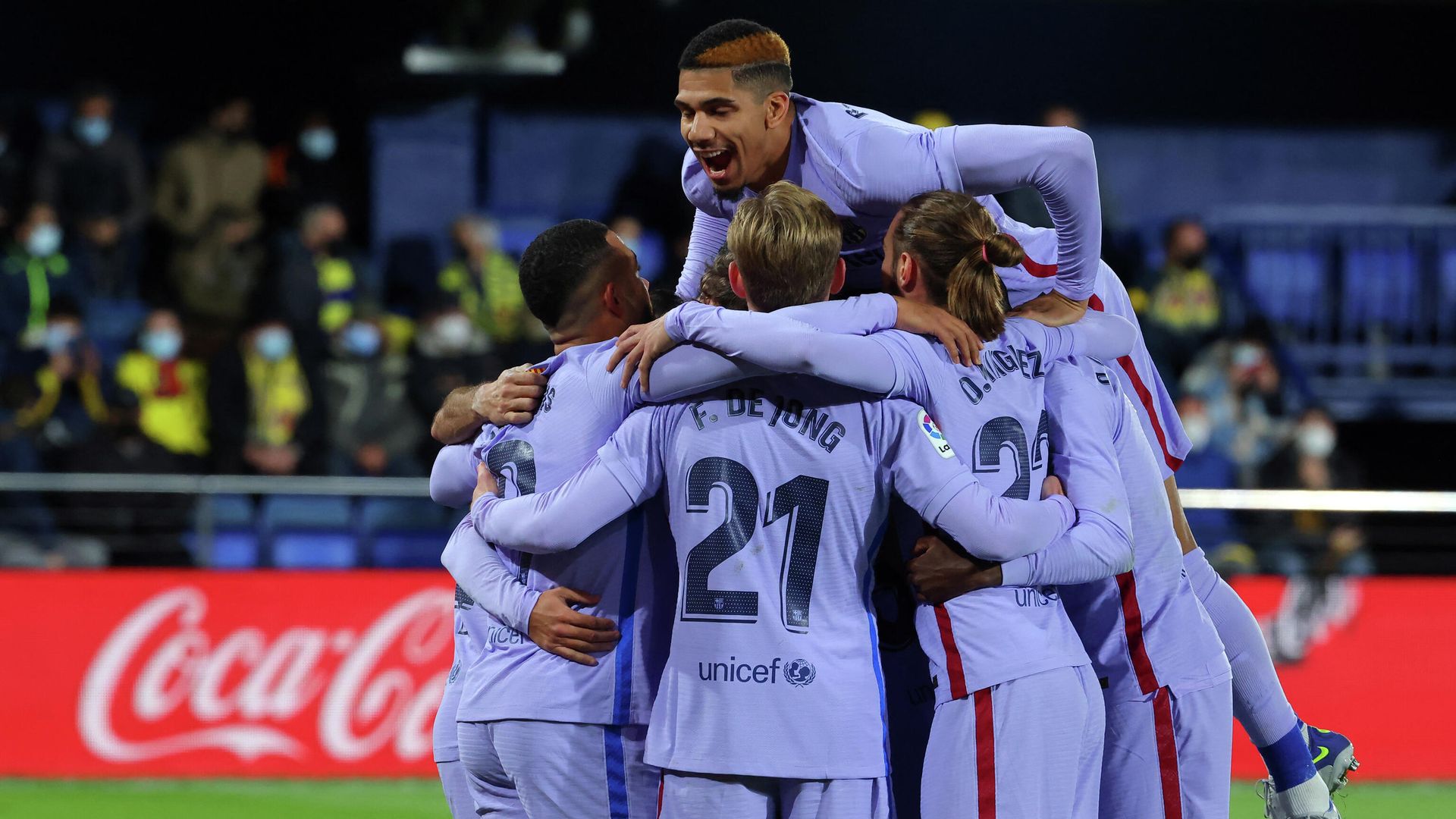 Barcelona's players celebrate their third goal scored by Brazilian midfielder Philippe Coutinho during the Spanish league football match between Villarreal CF and FC Barcelona at La Ceramica stadium in Vila-real on November 27, 2021. (Photo by JOSE JORDAN / AFP) Barcelona's players celebrate their third goal scored by Brazilian midfielder Philippe Coutinho during the Spanish league football match between Villarreal CF and FC Barcelona at La Ceramica stadium in Vila-real on November 27, 2021. (Photo by JOSE JORDAN / AFP) - РИА Новости, 1920, 28.11.2021