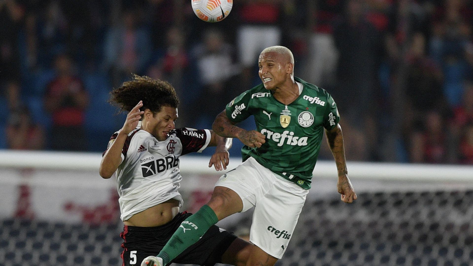 Flamengo's Willian Arao (L) and Palmeiras' Deyverson vie for the ball during their Copa Libertadores football tournament all-Brazilian final match, at the Centenario stadium in Montevideo, on November 27, 2021. (Photo by Juan Mabromata / AFP) Flamengo's Willian Arao (L) and Palmeiras' Deyverson vie for the ball during their Copa Libertadores football tournament all-Brazilian final match, at the Centenario stadium in Montevideo, on November 27, 2021. (Photo by Juan Mabromata / AFP) - РИА Новости, 1920, 28.11.2021