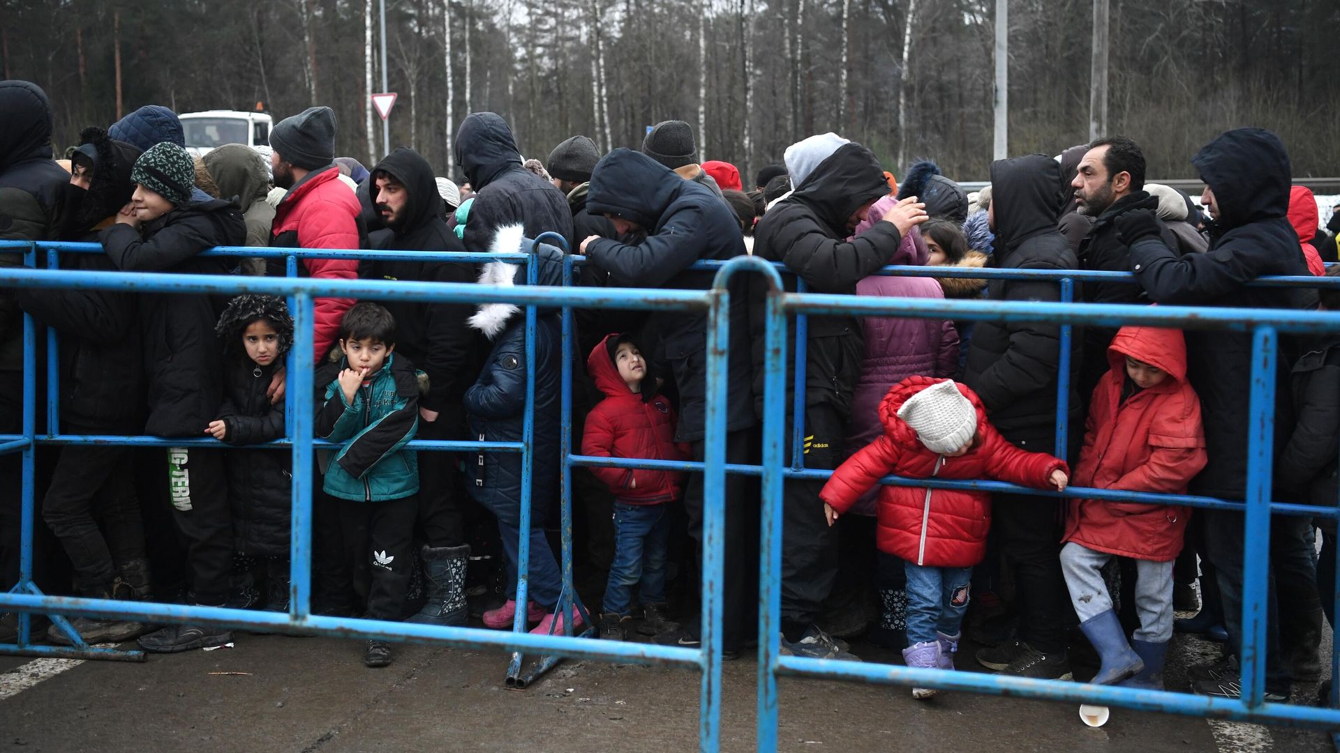 Беженцы в центре временного содержания мигрантов, оборудованном в логистическом центре в пункте пропуска Брузги - РИА Новости, 1920, 03.10.2022