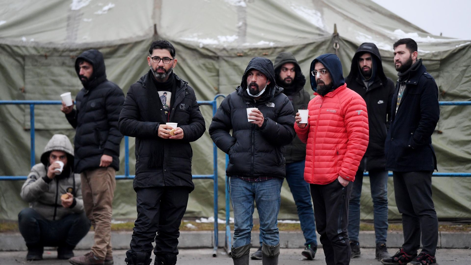 Беженцы в лагере мигрантов, оборудованном в логистическом центре в пункте пропуска Брузги на белорусско-польской границе Беженцы в лагере мигрантов, оборудованном в логистическом центре в пункте пропуска Брузги на белорусско-польской границе - РИА Новости, 1920, 21.12.2021