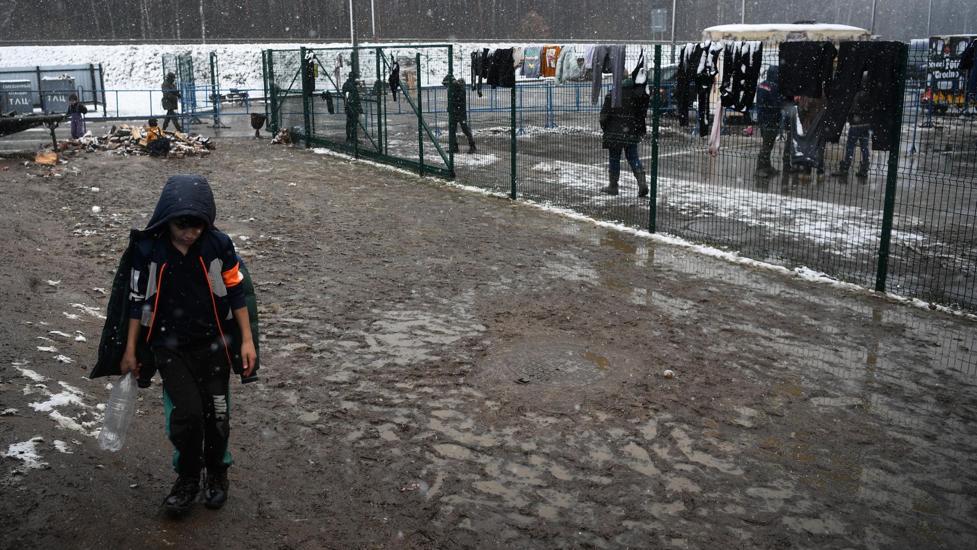 Мальчик в лагере мигрантов, оборудованном в логистическом центре в пункте пропуска Брузги на белорусско-польской границе - РИА Новости, 1920, 01.01.2022