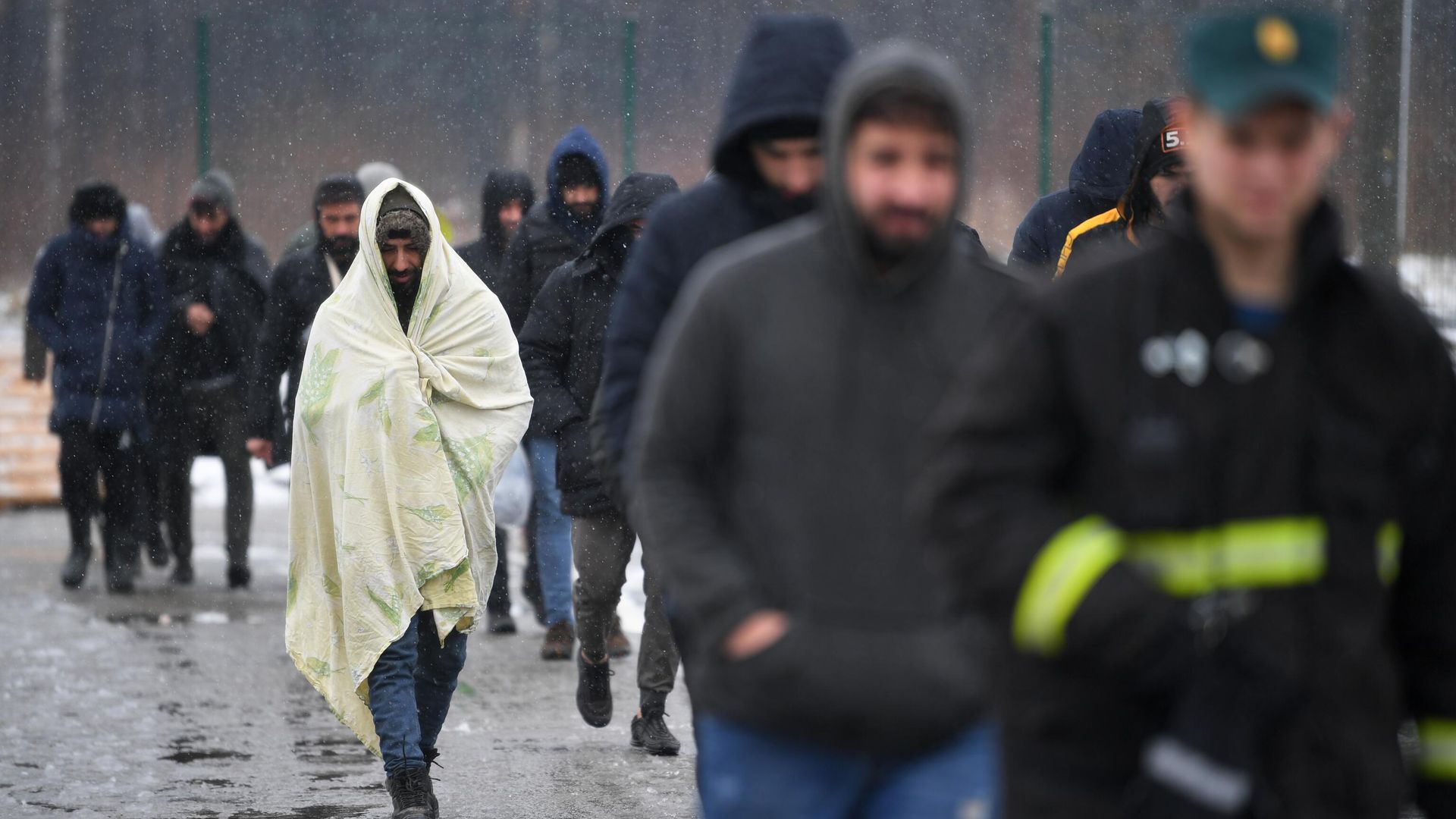 Беженцы с Ближнего Востока идут после купания в полевой бане в лагере мигрантов, оборудованном в логистическом центре в пункте пропуска Брузги на белорусско-польской границе - РИА Новости, 1920, 03.12.2021