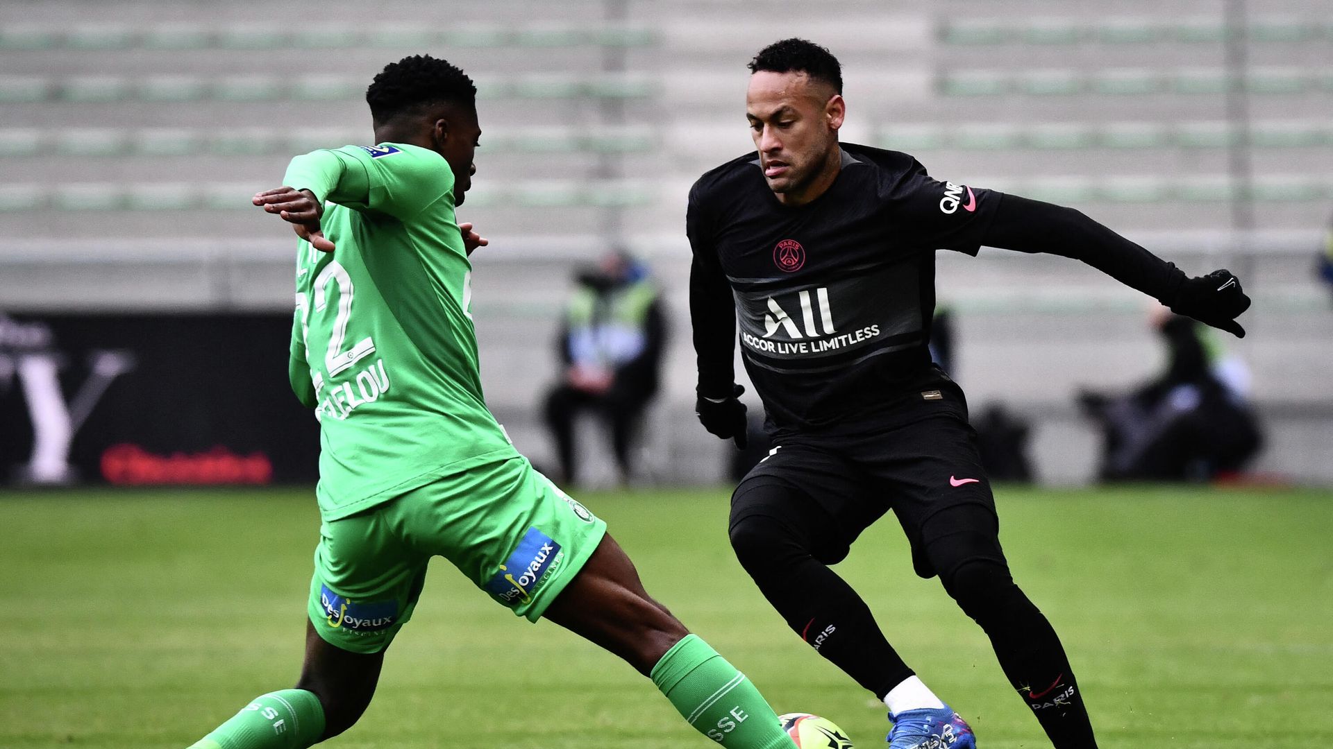 Paris Saint-Germain's Brazilian forward Neymar and Saint-Etienne's French defender Alpha Sissoko fight for the ball during the French L1 football match between AS Saint-Etienne and Paris Saint Fermain (PSG), at the Geoffroy-Guichard stadium in Saint-Etienne, central France, on November 28, 2021. (Photo by Jeff PACHOUD / AFP) Paris Saint-Germain's Brazilian forward Neymar and Saint-Etienne's French defender Alpha Sissoko fight for the ball during the French L1 football match between AS Saint-Etienne and Paris Saint Fermain (PSG), at the Geoffroy-Guichard stadium in Saint-Etienne, central France, on November 28, 2021. (Photo by Jeff PACHOUD / AFP) - РИА Новости, 1920, 28.11.2021