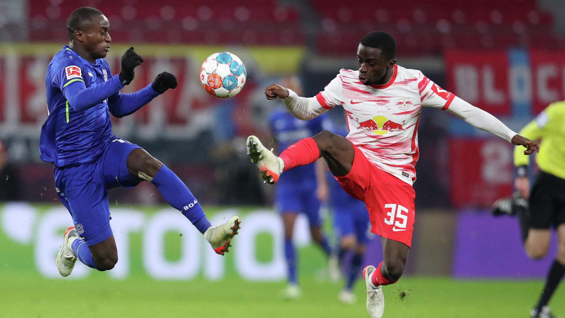 Leverkusen's French forward Moussa Diaby (L) and RB Leipzig's Dutch-Ghanaian defender Solomon Bonnah vie for the ball during the German first division Bundesliga football match between RB Leipzig and Bayer 04 Leverkusen in Leipzig, eastern Germany, on November 28, 2021. (Photo by Ronny HARTMANN / AFP) / DFL REGULATIONS PROHIBIT ANY USE OF PHOTOGRAPHS AS IMAGE SEQUENCES AND/OR QUASI-VIDEO Leverkusen's French forward Moussa Diaby (L) and RB Leipzig's Dutch-Ghanaian defender Solomon Bonnah vie for the ball during the German first division Bundesliga football match between RB Leipzig and Bayer 04 Leverkusen in Leipzig, eastern Germany, on November 28, 2021. (Photo by Ronny HARTMANN / AFP) / DFL REGULATIONS PROHIBIT ANY USE OF PHOTOGRAPHS AS IMAGE SEQUENCES AND/OR QUASI-VIDEO - РИА Новости, 1920, 28.11.2021