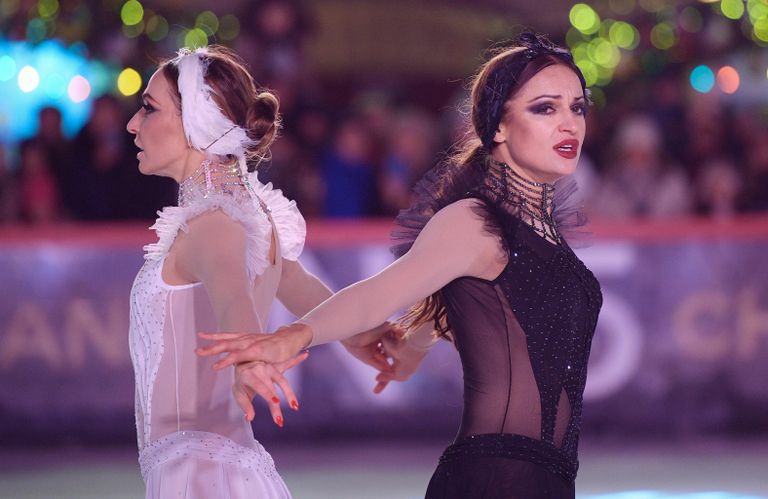 Двукратная чемпионка мира, олимпийская чемпионка в танцах на льду Татьяна Навка (слева) и фигуристка Маргарита Дробязко на открытии ГУМ-катка на Красной площади.