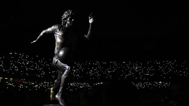A bronze statue depicting  Argentinian football legend Diego Armando Maradona is displayed on the pitch ahead of the Italian Serie A football match between Naples (Napoli) and Lazio Rome at Diego-Armando-Maradona stadium in Naples, on November 28, 2021. - Naples is paying homage to Diego Maradona on the first anniversary of his death with three statues, two to be set up in the recently renamed Diego Armando Maradona football stadium and one already sitting in the city's National Archaeological Museum. (Photo by Alberto PIZZOLI / AFP)