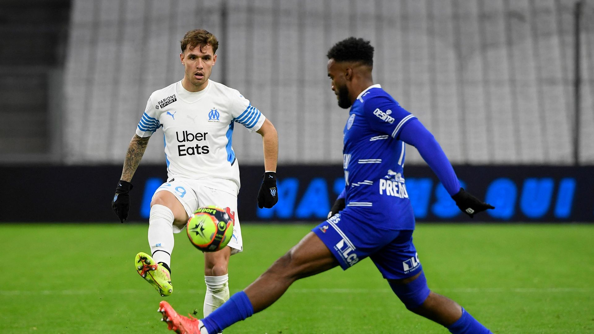 Marseille's Spanish defender Pol Lirola passes the ball during the French L1 football match between Olympique de Marseille and Troyes at the Velodrome Stadium in Marseille, southern France, on November 28, 2021. (Photo by Nicolas TUCAT / AFP) Marseille's Spanish defender Pol Lirola passes the ball during the French L1 football match between Olympique de Marseille and Troyes at the Velodrome Stadium in Marseille, southern France, on November 28, 2021. (Photo by Nicolas TUCAT / AFP) - РИА Новости, 1920, 29.11.2021